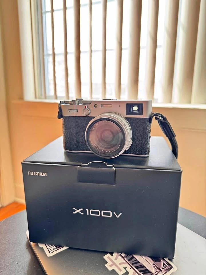 Fujifilm X100V 26.1MP Compact Camera - Silver