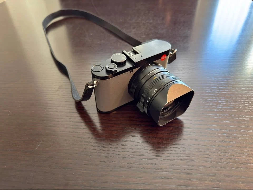 Leica Q2 full frame compact digital camera 47 megapixels with accessories