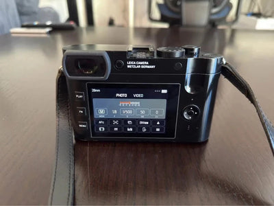 Leica Q2 full frame compact digital camera 47 megapixels with accessories